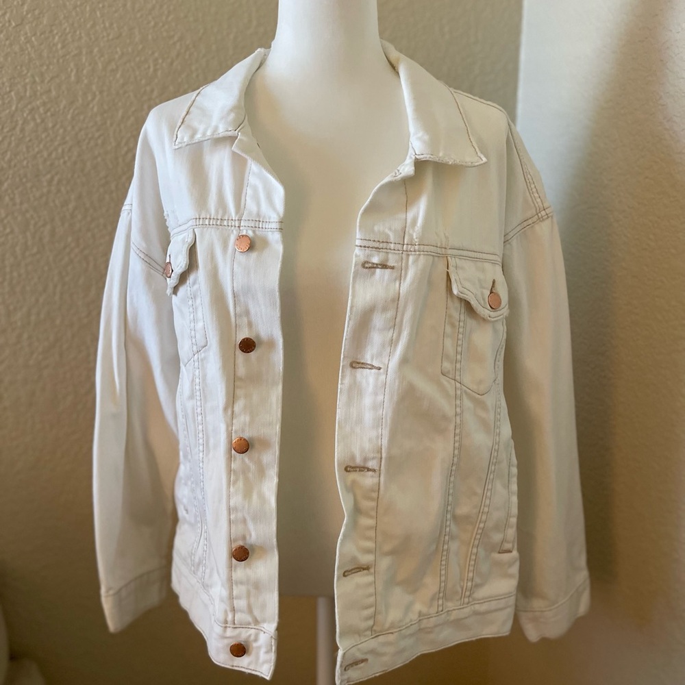 Free People White Jean Jacket Classic Style XS Trucker Oversized Fit